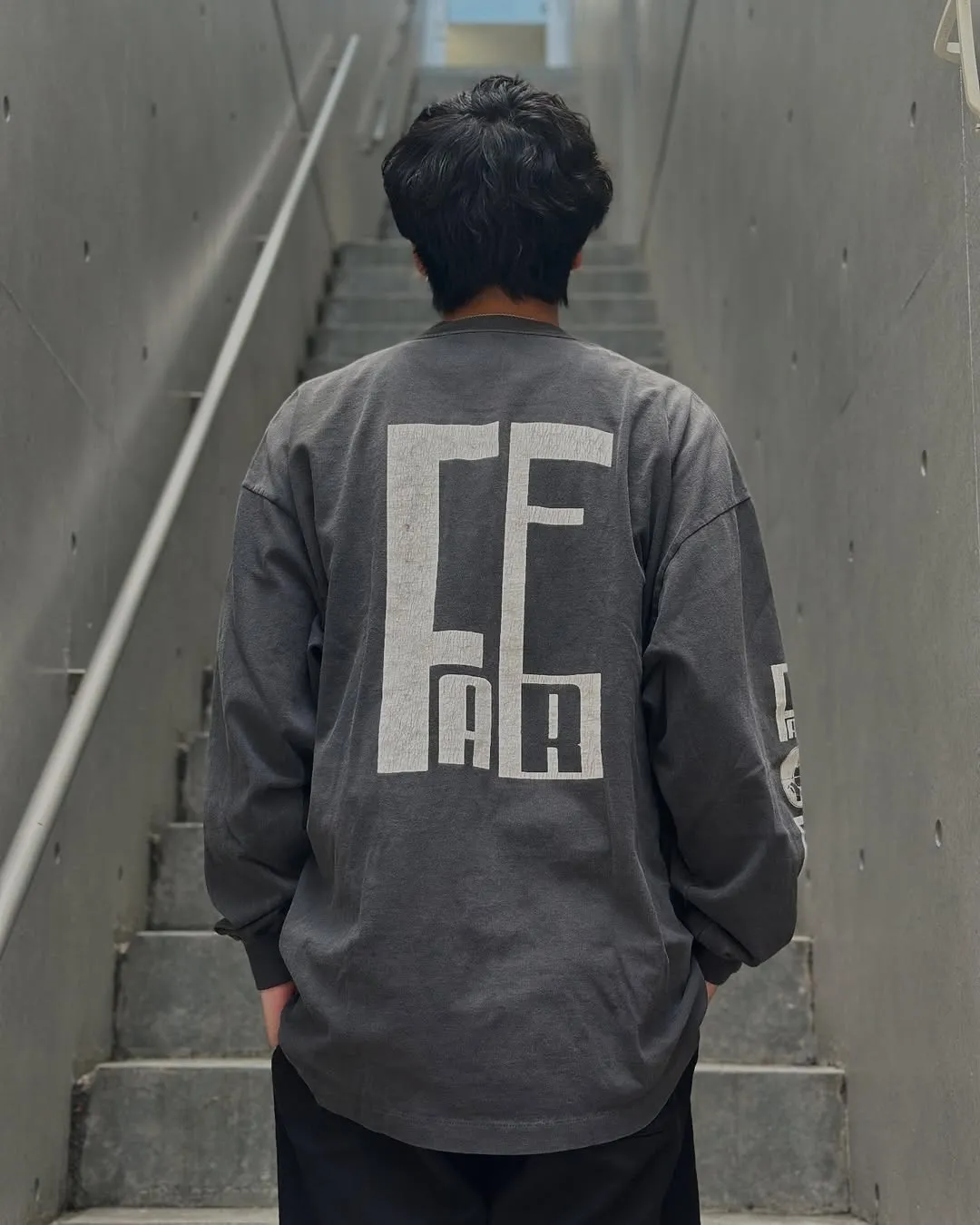 SAINT Mxxxxxx × FEAR OF GOD FG_LS TEE/SNT OF GOD/BLK FOG co-branded model SAINT OF GOD/ETERNAL prayer sight long sleeves, washed black S-XL, this season's major co-branded model, FOG manager JERRY personally carries the goods. The SAINT OF GOD series collaboration has gained quite a lot of buzz. Customized original co-branded SAINT OF GOD main label/washed label. Top-notch printing technology. Using silver sand and cracked pulp on the front and rear panels and heavy washing water to create a natural washed effect of printing, deep restoration